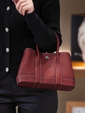 🛍️ 🛍️ 🛍️Chic Top Grain Leather Satchel 🛍️🛍️ 🛍️